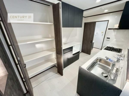 �L�b�`���@�J�b�v�{�[�h�t���̃L�b�`���ł��I
�L�b�`���͉����ƃK�`���K�`���������ł��B�d�q�����W�␆�ъ���u���܂����A��������̐H��͒I�Ɏ��[���\�ł��I