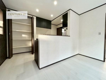 ���r���O�@���r���O�S�̂����n����ΖʃL�b�`���Ȃ̂ŁA���q�l�̗l�q�������Ȃ����Ƃ��ł���q��Ă����₷�����S�ȊԎ�ł��I