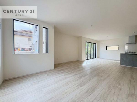 ���r���O�@�傫�ȑ����炽���Ղ�̗z���������閾�邢���r���O�B�J�����̂��郊�r���O�ŉƑ��c���̂��났�̎��Ԃ��߂����܂��B