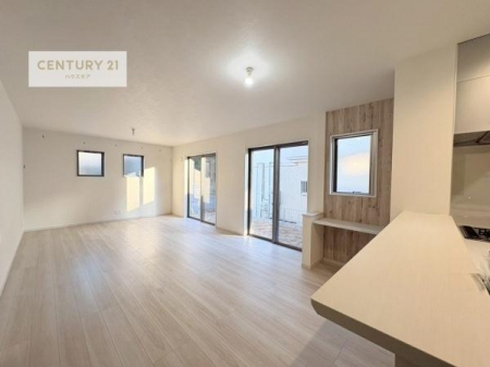 ���r���O�@�傫�ȑ����炽���Ղ�̗z���������閾�邢���r���O�B�J�����̂��郊�r���O�ŉƑ��c���̂��났�̎��Ԃ��߂����܂��B