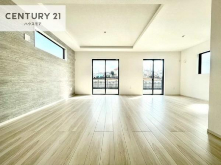 ���r���O�@�傫�ȑ����炽���Ղ�̗z���������閾�邢���r���O�B�J�����̂��郊�r���O�ŉƑ��c���̂��났�̎��Ԃ��߂����܂��I