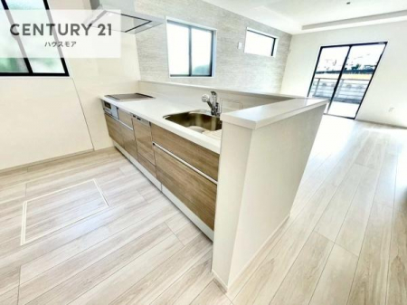 �L�b�`���@��l�C�̑Ζʎ��V�X�e���L�b�`�����̗p���Ă��܂��I���Ƒ��̃R�~���j�P�[�V���������R�Ƒ�����݌v�ł��B
���q�l�ɂ��ڂ��͂��̂Ŋ������ł��ˁI�L�X�g���ĉ��K�ō�Ƃ��i�݂܂��B