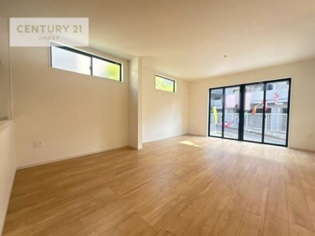 ���r���O�@�傫�ȑ����炽���Ղ�̗z���������閾�邢���r���O�B�J�����̂��郊�r���O�ŉƑ��c���̂��났�̎��Ԃ��߂����܂��B