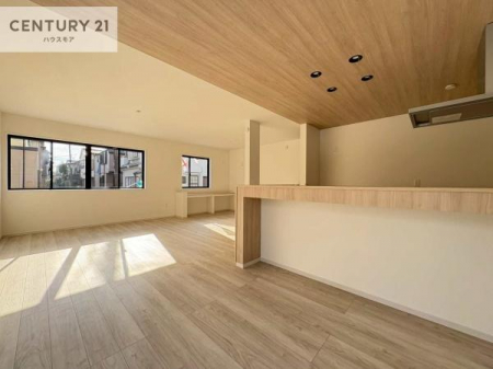 ���r���O�@�傫�ȑ����炽���Ղ�̗z���������閾�邢���r���O�B�J�����̂��郊�r���O�ŉƑ��c���̂��났�̎��Ԃ��߂����܂��B