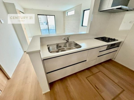 �L�b�`���@��l�C�̑Ζʎ��V�X�e���L�b�`�����̗p���Ă��܂��I���Ƒ��̃R�~���j�P�[�V���������R�Ƒ�����݌v�ł��B
���q�l�ɂ��ڂ��͂��̂Ŋ������ł��ˁI�L�X�g���ĉ��K�ō�Ƃ��i�݂܂��B