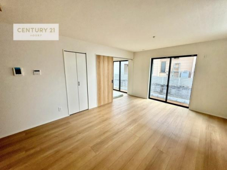 ���r���O�@�傫�ȑ����炽���Ղ�̗z���������閾�邢���r���O�B�J�����̂��郊�r���O�ŉƑ��c���̂��났�̎��Ԃ��߂����܂��I