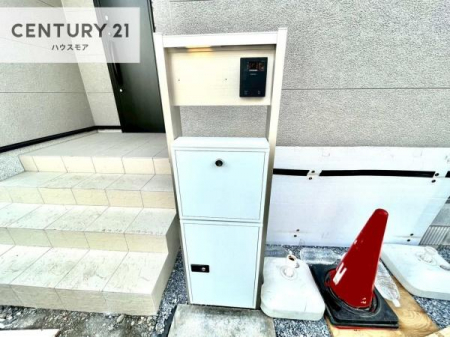 ���̑����n�@��z�{�b�N�X���������Ă��邽�߁A�s�ݎ��ł��ו��̎󂯎�肪�\�B
�Ĕz�B�̎�Ԃ��Ȃ��A�Z���������ł��X�g���X�Ȃ����p�ł��܂��B