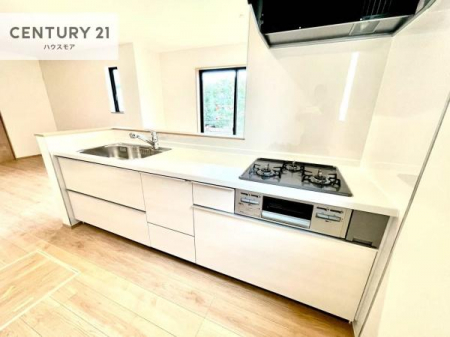 �L�b�`���@��l�C�̑Ζʎ��V�X�e���L�b�`�����̗p���Ă��܂��I���Ƒ��̃R�~���j�P�[�V���������R�Ƒ�����݌v�ł��B
���q�l�ɂ��ڂ��͂��̂Ŋ������ł��ˁI�L�X�g���ĉ��K�ō�Ƃ��i�݂܂��B