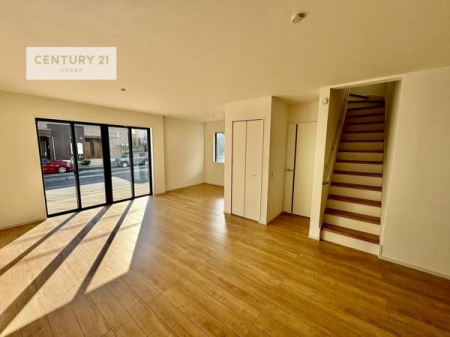 ���r���O�@�傫�ȑ����炽���Ղ�̗z���������閾�邢���r���O�B�J�����̂��郊�r���O�ŉƑ��c���̂��났�̎��Ԃ��߂����܂��B