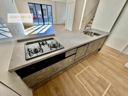 �L�b�`���@��l�C�̑Ζʎ��V�X�e���L�b�`�����̗p���Ă��܂��I���Ƒ��̃R�~���j�P�[�V���������R�Ƒ�����݌v�ł��B
���q�l�ɂ��ڂ��͂��̂Ŋ������ł��ˁB�L�X�g���ĉ��K�ɍ�Ƃ��i�݂܂��B