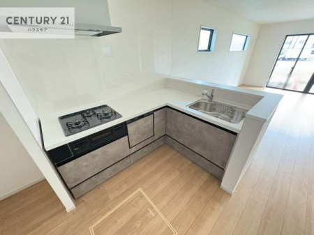 �L�b�`���@�����̉Ǝ��������Ɖ��K�ɁB�����E�z�V�E�Еt���܂ł��X���[�Y�ɂ��Ȃ���L���^�L�b�`�����̗p�B�V���N�ƃR������90�x�̊p�x�Ŕz�u����A�̂������Ɖ񂷂����Œ��������������B