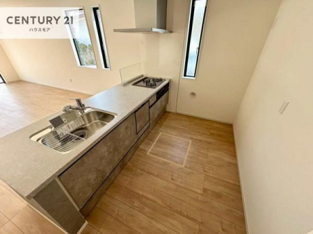 �L�b�`���@��l�C�̑Ζʎ��V�X�e���L�b�`�����̗p���Ă��܂��I���Ƒ��̃R�~���j�P�[�V���������R�Ƒ�����݌v�ł��B
���q�l�ɂ��ڂ��͂��̂Ŋ������ł��ˁI�L�X�g���ĉ��K�ō�Ƃ��i�݂܂��B