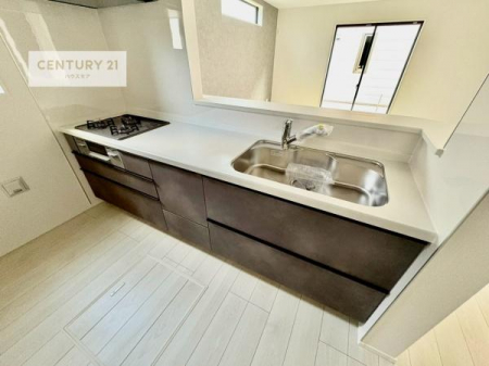 �L�b�`���@��l�C�̑Ζʎ��V�X�e���L�b�`�����̗p���Ă��܂��I���Ƒ��̃R�~���j�P�[�V���������R�Ƒ�����݌v�ł��B
���q�l�ɂ��ڂ��͂��̂Ŋ������ł��ˁI�L�X�g���ĉ��K�ō�Ƃ��i�݂܂��B