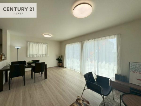 ���r���O�@�D�����z���܂肪���r���O����ł���ċ��S�n�̗ǂ���Ԃ����o���Ă���܂��I
���났�̎��Ԃ��߂����܂��I