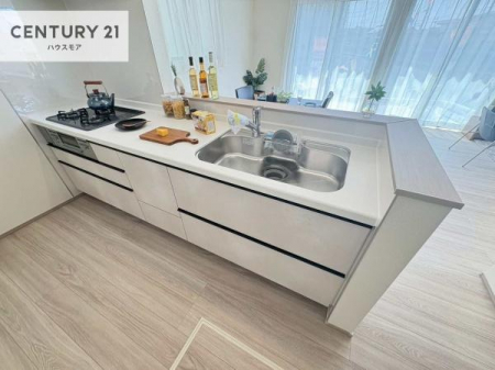 �L�b�`���@��l�C�̑Ζʎ��V�X�e���L�b�`�����̗p���Ă��܂��I���Ƒ��̃R�~���j�P�[�V���������R�Ƒ�����݌v�ł��B
���q�l�ɂ��ڂ��͂��̂Ŋ������ł��ˁI�L�X�g���ĉ��K�ō�Ƃ��i�݂܂��B