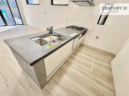 �L�b�`���@��l�C�̑Ζʎ��V�X�e���L�b�`�����̗p���Ă��܂��I���Ƒ��̃R�~���j�P�[�V���������R�Ƒ�����݌v�ł��B
���q�l�ɂ��ڂ��͂��̂Ŋ������ł��ˁI�L�X�g���ĉ��K�ɍ�Ƃ��i�݂܂��B