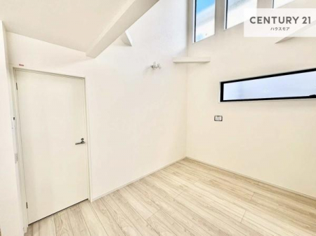 ���r���O�@�㕔�������ŊJ���������Ղ�I��؂ȉƑ����W�܂邩�炱��LDK�ɂ͂�����肽���B
�q�����������C�ɏ΂��Ȃ��瑖�����Ă���p�����������u�L���Ƃɂ��ėǂ������v�Ǝv���u�Ԃł��B