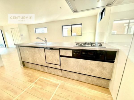 �L�b�`���@��l�C�̑Ζʎ��V�X�e���L�b�`�����̗p���Ă��܂��I���Ƒ��̃R�~���j�P�[�V���������R�Ƒ�����݌v�ł��B
���q�l�ɂ��ڂ��͂��̂Ŋ������ł��ˁI�L�X�g���ĉ��K�ɍ�Ƃ��i�݂܂��B