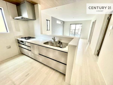 �L�b�`���@��l�C�̑Ζʎ��V�X�e���L�b�`�����̗p���Ă��܂��I���Ƒ��̃R�~���j�P�[�V���������R�Ƒ�����݌v�ł��B
���q�l�ɂ��ڂ��͂��̂Ŋ������ł��ˁI�L�X�g���ĉ��K�ō�Ƃ��i�݂܂��B