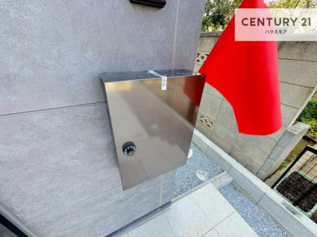 ���̑����n�@�O�ǂɐݒu���ꂽ�|�X�g�́A�O�σf�U�C���Ɣ��������a���Ȃ���A�g������ɂ��z�����ꂽ�֗��Ȑݔ��ł��B