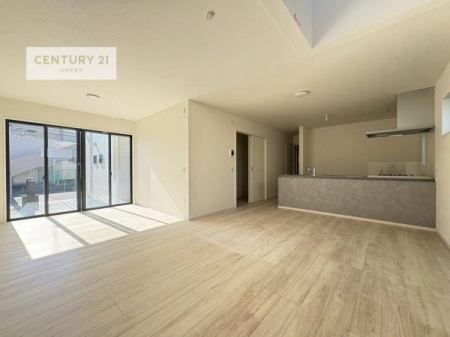 ���r���O�@�傫�ȑ����炽���Ղ�̗z���������閾�邢���r���O�B�J�����̂��郊�r���O�ŉƑ��c���̂��났�̎��Ԃ��߂����܂��B