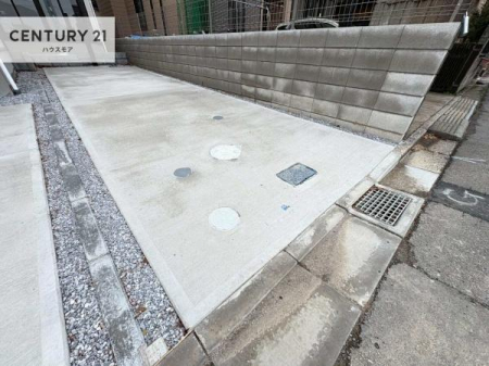 ���ԏ�@���ԃX�y�[�X��2�䕪����܂�(�Ԏ�ɂ��)�I�Z�J���h�J�[�͂������A�o�C�N�⎩�]�ԂȂǂ��u���ꏊ�ɍ���܂���B