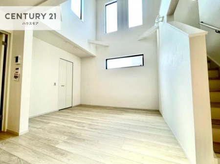 ���r���O�@���������̂��郊�r���O�́A�J�������ӂ�閾�邢��ԁB�㉺�ɍL�����Ƃ肪�A���Ƒ��̒c�������S�n�悢���̂ɂ��Ă���܂��B