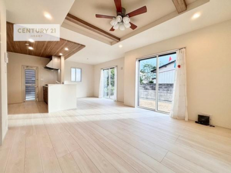 ���d�l�ʐ^(���r���O�j�@�傫�ȑ����炽���Ղ�̗z���������閾�邢���r���O�B�J�����̂��郊�r���O�ŉƑ��c���̂��났�̎��Ԃ��߂����܂��B(���d�l�j