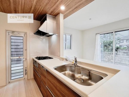 ���d�l�ʐ^(�L�b�`���j�@��l�C�̑Ζʎ��V�X�e���L�b�`�����̗p���Ă��܂��I���Ƒ��̃R�~���j�P�[�V���������R�Ƒ�����݌v�ł��B
���q�l�ɂ��ڂ��͂��̂Ŋ������ł��ˁB���[�͂�����܂��I�i���d�l�j