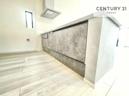 �L�b�`���@��l�C�̑Ζʎ��V�X�e���L�b�`�����̗p���Ă��܂��I���Ƒ��̃R�~���j�P�[�V���������R�Ƒ�����݌v�ł��B
���q�l�ɂ��ڂ��͂��̂Ŋ������ł��ˁI�L�X�g���ĉ��K�ō�Ƃ��i�݂܂��B