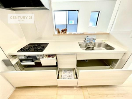 �L�b�`���@���[�͂̍����V�X�e���L�b�`���ŁA��������H�����������Еt���A�L�X�Ƃ�����Ԃŉ��K�ɗ������y���߂܂��B