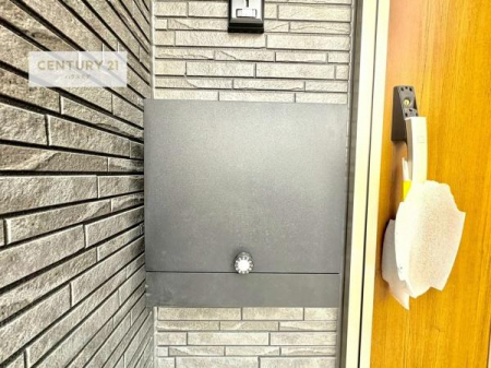 ���̑����n�@�O�ǂɐݒu���ꂽ�|�X�g�́A�O�σf�U�C���Ɣ��������a���Ȃ���A�g������ɂ��z�����ꂽ�֗��Ȑݔ��ł��B