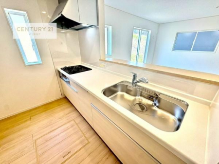 �L�b�`���@��l�C�̑Ζʎ��V�X�e���L�b�`�����̗p���Ă��܂��I���Ƒ��̃R�~���j�P�[�V���������R�Ƒ�����݌v�ł��B
���q�l�ɂ��ڂ��͂��̂Ŋ������ł��ˁI�L�X�g���ĉ��K�ō�Ƃ��i�݂܂��B