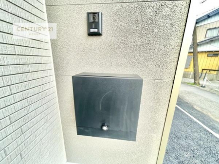 ���̑����n�@�O�ǂɐݒu���ꂽ�|�X�g�́A�O�σf�U�C���Ɣ��������a���Ȃ���A�g������ɂ��z�����ꂽ�֗��Ȑݔ��ł��B