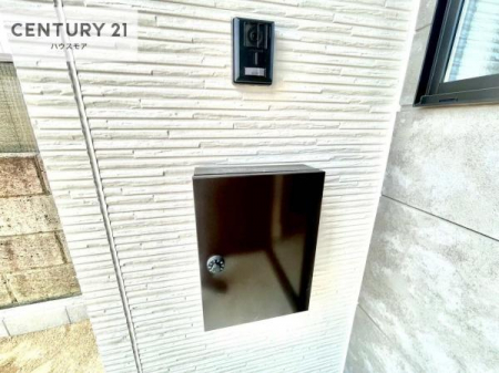 ���̑����n�@�O�ǂɐݒu���ꂽ�|�X�g�́A�O�σf�U�C���Ɣ��������a���Ȃ���A�g������ɂ��z�����ꂽ�֗��Ȑݔ��ł��B