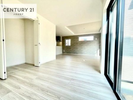 ���r���O�@�傫�ȑ����炽���Ղ�̗z���������閾�邢���r���O�B�J�����̂��郊�r���O�ŉƑ��c���̂��났�̎��Ԃ��߂����܂��I