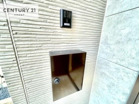 ���̑����n�@�O�ǂɐݒu���ꂽ�|�X�g�́A�O�σf�U�C���Ɣ��������a���Ȃ���A�g������ɂ��z�����ꂽ�֗��Ȑݔ��ł��B