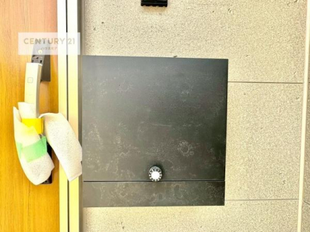 ���̑����n�@�O�ǂɐݒu���ꂽ�|�X�g�́A�O�σf�U�C���Ɣ��������a���Ȃ���A�g������ɂ��z�����ꂽ�֗��Ȑݔ��ł��B