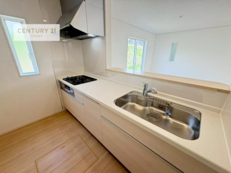 �L�b�`���@��l�C�̑Ζʎ��V�X�e���L�b�`�����̗p���Ă��܂��I���Ƒ��̃R�~���j�P�[�V���������R�Ƒ�����݌v�ł��B
���q�l�ɂ��ڂ��͂��̂Ŋ������ł��ˁI�L�X�g���ĉ��K�ō�Ƃ��i�݂܂��B