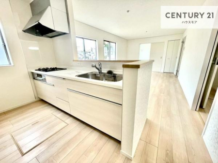 �L�b�`���@��l�C�̑Ζʎ��V�X�e���L�b�`�����̗p���Ă��܂��I���Ƒ��̃R�~���j�P�[�V���������R�Ƒ�����݌v�ł��B
���q�l�ɂ��ڂ��͂��̂Ŋ������ł��ˁI�L�X�g���ĉ��K�ō�Ƃ��i�݂܂��B