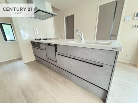 �L�b�`���@��l�C�̑Ζʎ��V�X�e���L�b�`�����̗p���Ă��܂��I���Ƒ��̃R�~���j�P�[�V���������R�Ƒ�����݌v�ł��B
���q�l�ɂ��ڂ��͂��̂Ŋ������ł��ˁI�L�X�g���ĉ��K�ō�Ƃ��i�݂܂��B