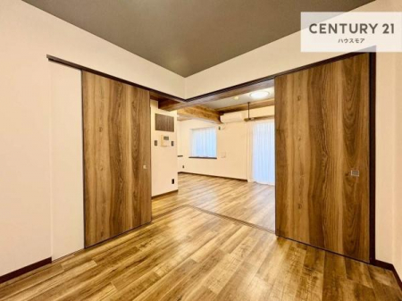 �m���@���r���O�ɗאڂ����m���́A�J�������LDK�ƂȂ���J���I�ȋ�ԂɁB
���q�l�̗V�я�⃏�[�N�X�y�[�X�A�q�ԂȂǑ��ړI�Ɋ��p�ł���֗��Ȃ������ł��B