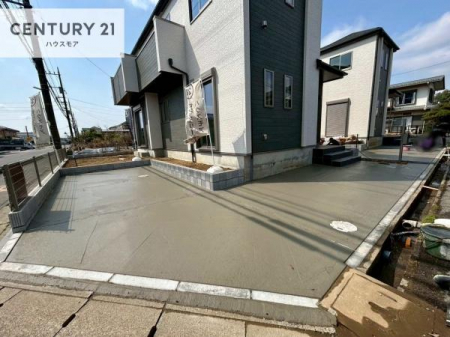 ���ԏ�@���ԃX�y�[�X��2�䕪����܂��I�Z�J���h�J�[�͂������A�o�C�N�⎩�]�ԂȂǂ��u���ꏊ�ɍ���܂���B�y���n�̔���J�Ò��z