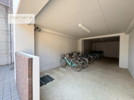 ���̑����p���@���֏ꊮ���ŁA���q���܂̎��]�Ԃ�ʋΗp�̎��]�Ԃ����S���Ēu���܂��B���Ƒ��ɂ����ꂵ���֗��Ȑݔ��ł��B
�󂫏󋵂����C�y�ɂ��₢���킹���������B