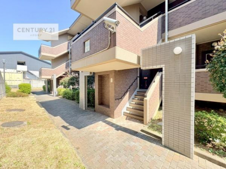 �G���g�����X�@�z������̗ǂ��G���g�����X�́A���Ƒ��₨�q�l���������}���Ă���܂��B
�����̕�炵�ɐS�n�悳�������炵�Ă�����Ԃł��B