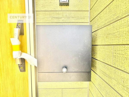 ���̑����n�@�O�ǂɐݒu���ꂽ�|�X�g�́A�O�σf�U�C���Ɣ��������a���Ȃ���A�g������ɂ��z�����ꂽ�֗��Ȑݔ��ł��B