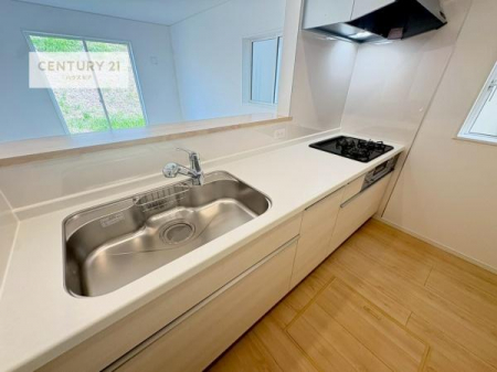 �L�b�`���@��l�C�̑Ζʎ��V�X�e���L�b�`�����̗p���Ă��܂��I���Ƒ��̃R�~���j�P�[�V���������R�Ƒ�����݌v�ł��B
���q�l�ɂ��ڂ��͂��̂Ŋ������ł��ˁI�L�X�g���ĉ��K�ō�Ƃ��i�݂܂��B