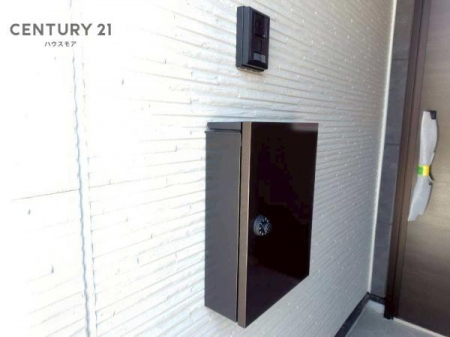 ���̑����n�@�O�ǂɐݒu���ꂽ�|�X�g�́A�O�σf�U�C���Ɣ��������a���Ȃ���A�g������ɂ��z�����ꂽ�֗��Ȑݔ��ł��B