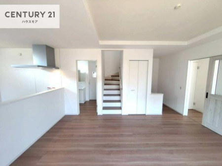 ���r���O�@���r���O�K�i���̗p���邱�ƂŁA�Ƒ������R�Ɗ�����킹�铮���݌v�B
�O�o��A��̍ۂɕK�����r���O��ʂ邽�߁A�R�~���j�P�[�V���������܂�₷���A�Ƒ��̋C�z�������Ȃ����点�܂��B