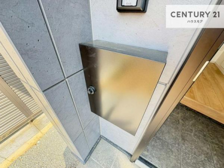 ���̑����n�@�O�ǂɐݒu���ꂽ�|�X�g�́A�O�σf�U�C���Ɣ��������a���Ȃ���A�g������ɂ��z�����ꂽ�֗��Ȑݔ��ł��B